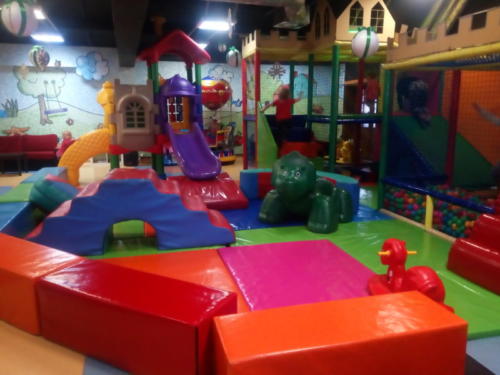Zdjęcie przedstawia atrakcje znajdujące się w Kąciku Malucha - strefie zabaw dla dzieci do 6 roku życia w Family Park. Na zdjęciu widać zjeżdżalnię oraz basen chiński z piłeczkami.
