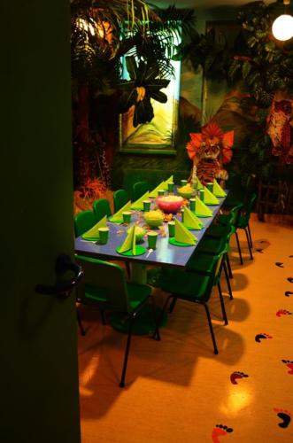 Stół oraz tron z pokoju urodzinowego Dżungla w Family PArku.